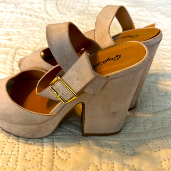 Quips size 4 heels - Picture 2 of 3